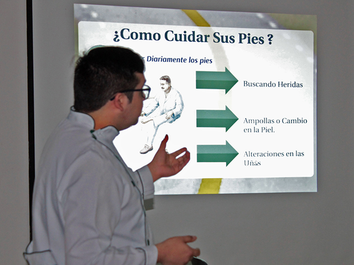 marcelo muñoz enseñando autocuidado en podología
