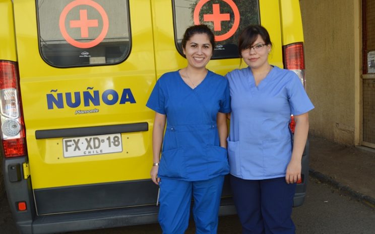 Isabel y Rayen frente una ambulancia.