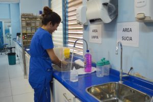 Rayen Urrea se lava las manos durante su turno en el centro asistencial de Ñuñoa.