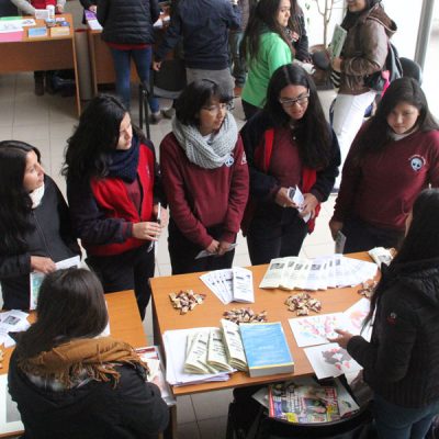 Alumnas atienden inquietudes de visitantes (vista desde arriba).