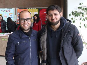 Docente José Shu junto al alumno Nelson Alday.