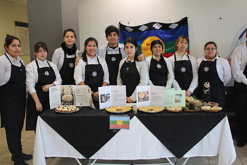 Alumnos de 2do en su muestra de comidas típicas mapuches