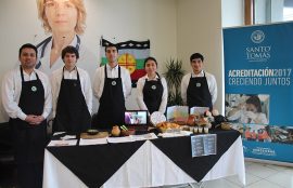 Alumnos de 2do año en su muestra gastronómica mapuche