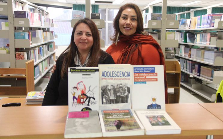 Alejandra Menares junto a la encargada de la biblioteca.