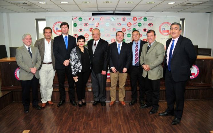 Autoridades de Santo Tomás, junto al presidente del comité olímpico de chile y los presidentes de las cinco federaciones deportivas nacionales.