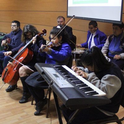 Niños ciegos de Colegio Luis Braile interpretando canciones con sus instrumentos musicales.