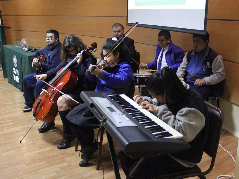 Niños ciegos de Colegio Luis Braile interpretando canciones con sus instrumentos musicales.