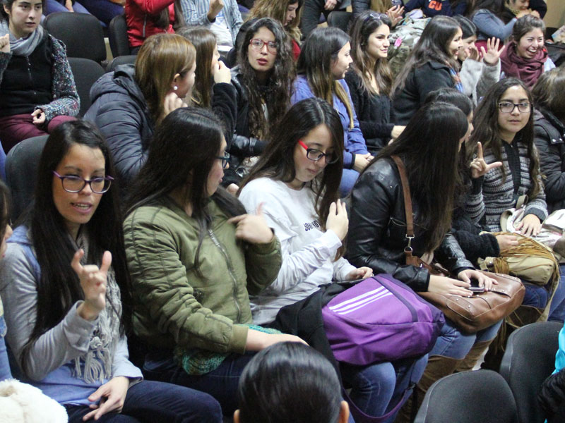 Otro grupo de alumnas durante Taller lengua de señas.