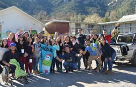 Un grupo de estudiantes saluda felices al término de los trabajos voluntarios de invierno en San José de Maipo.