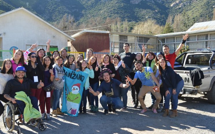 Un grupo de estudiantes saluda felices al término de los trabajos voluntarios de invierno en San José de Maipo.