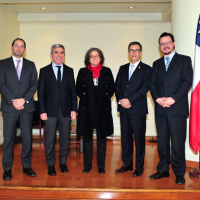 Sebastián Rodríguez, Vicerrector Académico UST; Carlos Peña, Rector UDP; Virginia Garretón, Directora ICM; Jaime Vatter, Rector Nacional UST, e Ignacio Serrano, autor y Director del Centro de Estudios Tomistas.