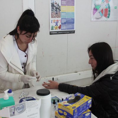 Alumna realizando Análisis grupo sanguíneo a donante.