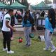 Estudiante de Preparador Físico enseña ejercicios con balón a dos alumnas.