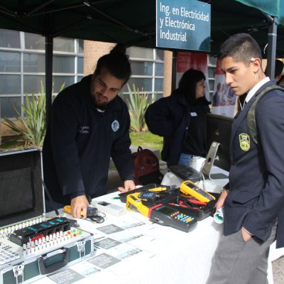 Escolar visita Stand Electricidad y Electrónica Industrial.