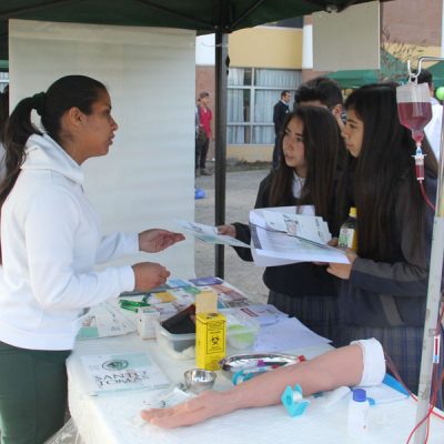 Dos alumnas reciben información en Stand de Técnico en Enfermería.