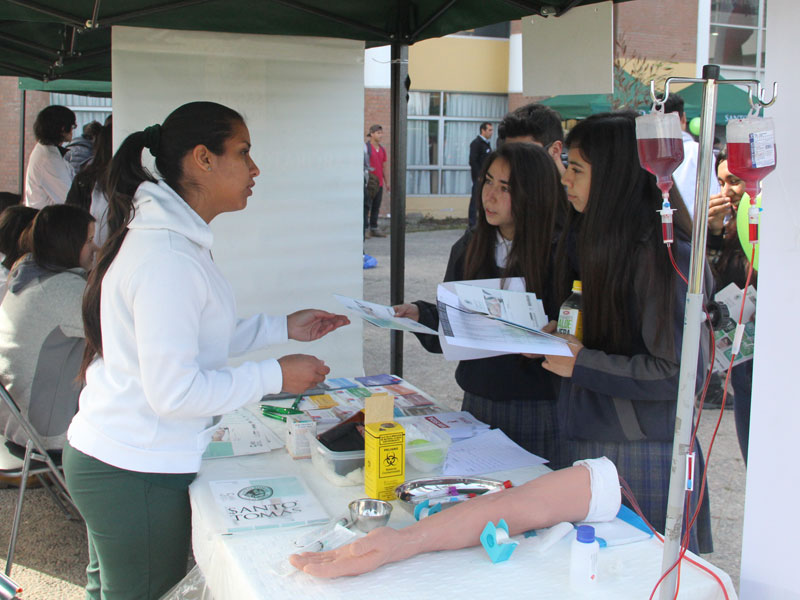 Dos alumnas reciben información en Stand de Técnico en Enfermería.