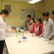 Grupo de 5 alumnos visitando Laboratorio de Tecnología Médica.