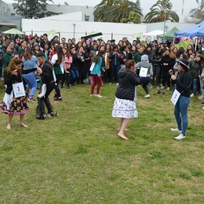 cientos de jóvenes bailan durante las fondas tomasinas de Santo Tomás Puente Alto.