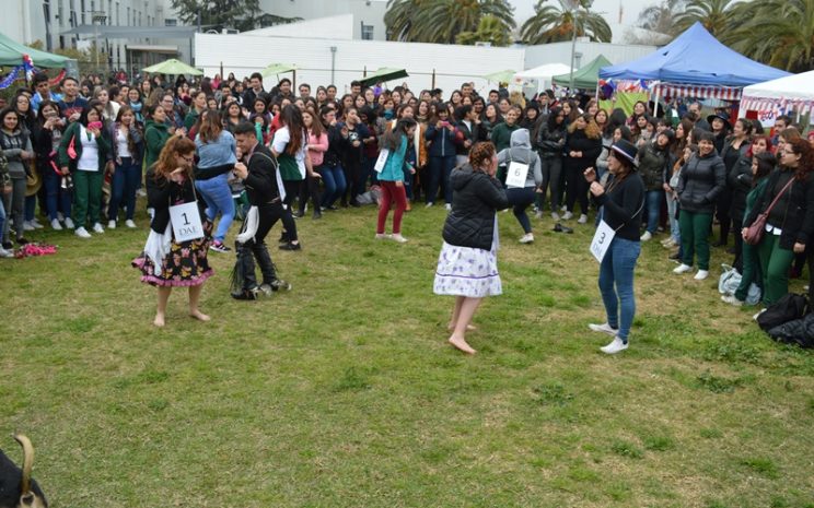 cientos de jóvenes bailan durante las fondas tomasinas de Santo Tomás Puente Alto.