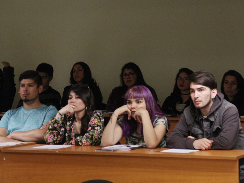Grupo de 4 alumnos observando la ponencia.