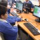 Alumno trabajando en computador.