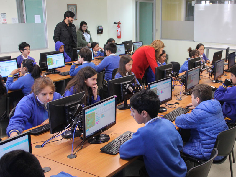 Otra vista panorámica del laboratorio con los niños trabajando en los computadores.