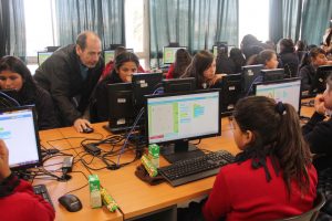 Estudianetes aprenden a programar frente a computadores.