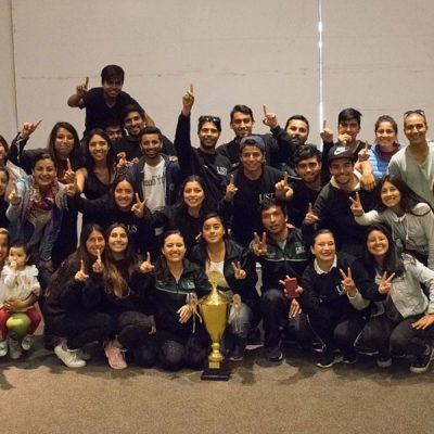 Equipo de la UST celebrando junto a la copa de campéon.