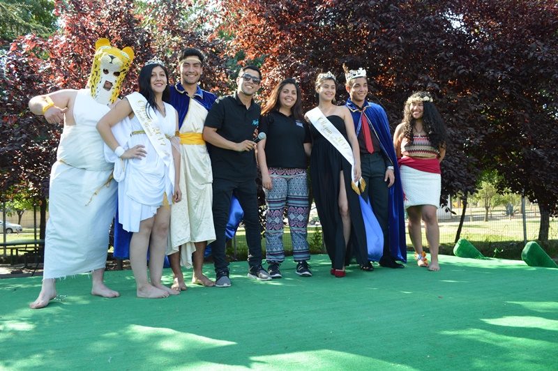 Un grupo de estudiantes vestidos de reyes y reinas sonríe frente a la cámara al finalizar el aniversario de Santo Tomás Puente Alto.