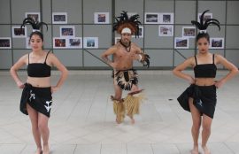 Alumno y dos alumnas durante baile de Rapa Nui.