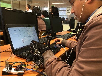 Estudiante de Informática de Santo Tomás crea tecnología para convertir lenguaje de señas en audio y texto