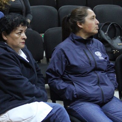 Dos damas presentes en el público asistente.