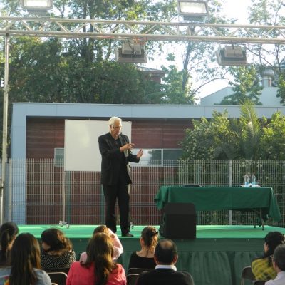 Fernando Kliche durante su charla en Santo Tomás Puente Alto.