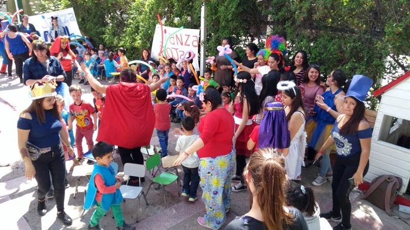 Alumnas de Santo Tomás, disfrazadas de superhéroes y personajes de Disney, animan concursos con niños y niñas en el patio de un colegio.