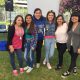 Seis alumnas posan frente a la cámara, sonriendo, en las canchas de pasto.