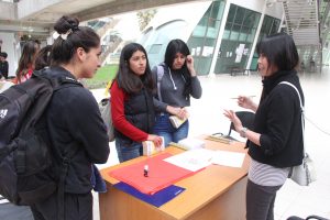 Profesora enseñando a tres alumnas el alfabeto chino. 