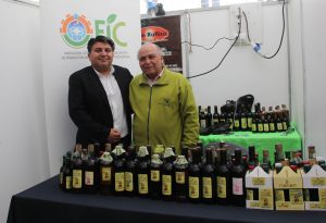 Marcelo Chacana junto a productor de aceite de oliva. 