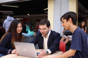 Maira y José Manuel con el profesor Leopoldo Ramírez