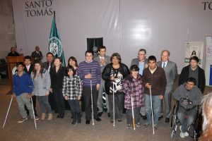 Grupo de alumnos ciegos junto a autoridades.