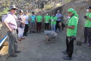 Estudiantes reunidos en círculo junto a Rector nacional. 