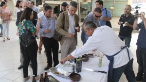 Personas degustando ostiones durante cocktail.