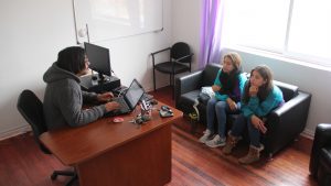 Docente y dos alumnos en el CAPS. 