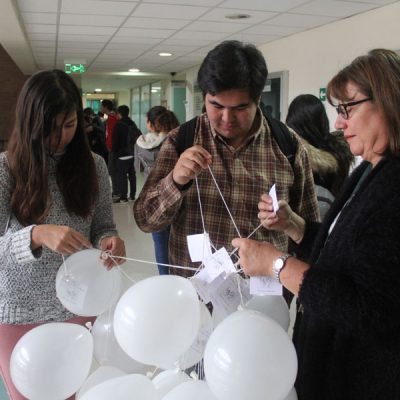 Directora de Formació e Identidad y estudiantes preparando los globos.