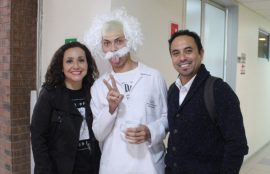 Albert Einstein junto a dos profesores.