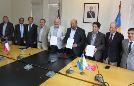 Grupo de representantes de consejo y universidades regionales mostrando documento de la firma.