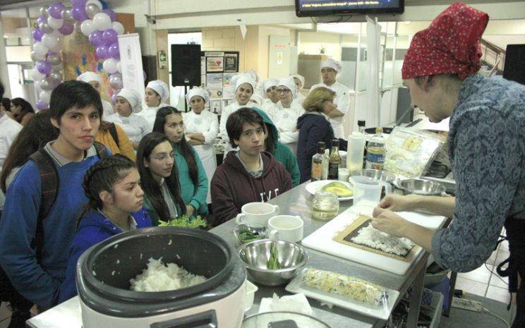 Cocina en vivo fue una de las actividades que captó la atención de los estudiantes que visitaron la jornada.