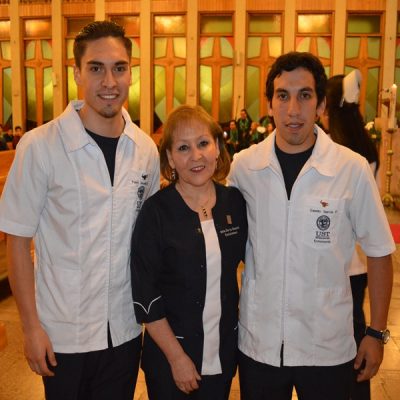 Estudiantes de Enfermería junto a la directora de carrera, Islia De La Guarda
