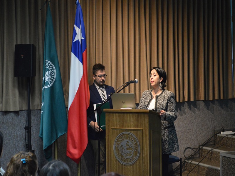 La directora académica UST, Karen Villagrán, dio la bienvenida oficial en la inauguración del seminario