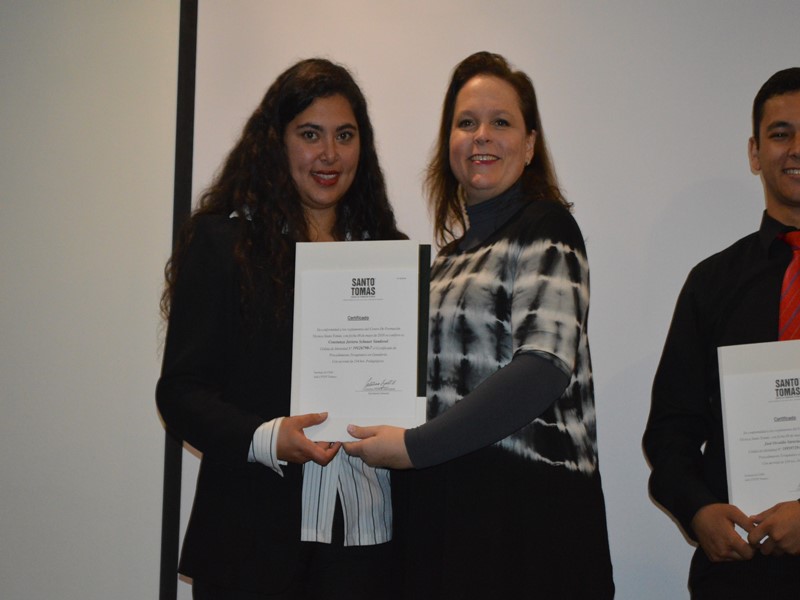 Los estudiantes recibieron su certificación de manos de la jefa de carreras del Área Recursos Naturales, Sandra Fehlandt