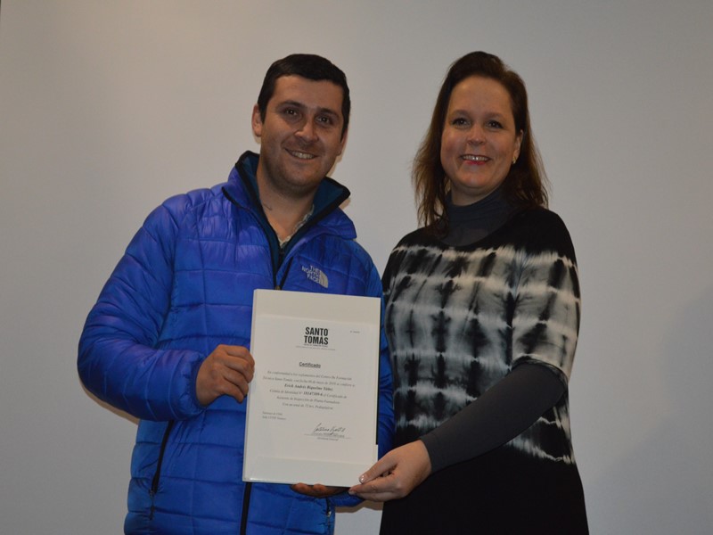 Los estudiantes recibieron su certificación de manos de la jefa de carreras del Área Recursos Naturales, Sandra Fehlandt